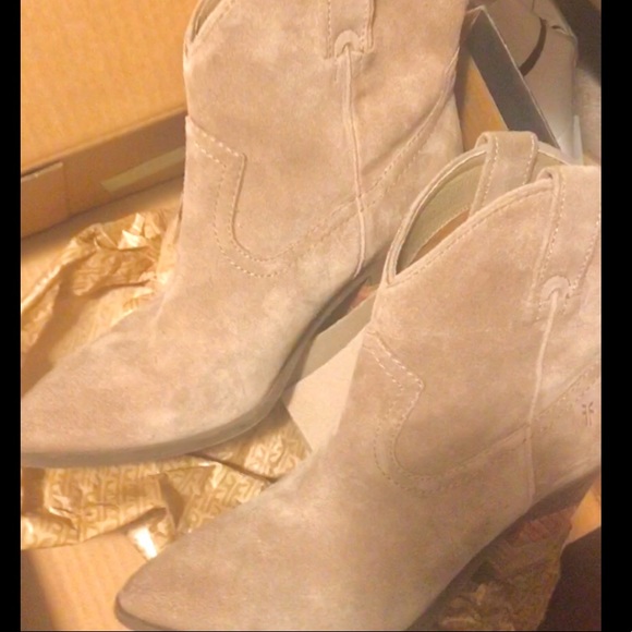 FRYE “FAYE“ TAUPE LIGHT BEIGE SUEDE ANKLE BOOTIES | SZ 7M | NEW (BOX OPTIONAL) - Picture 5 of 8